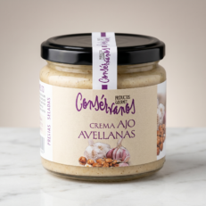 frasco de vidrio con deliciosa salsa de ajo con avellanas de conservanos