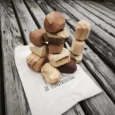 piedras de madera sobre la bolsa que las contenia